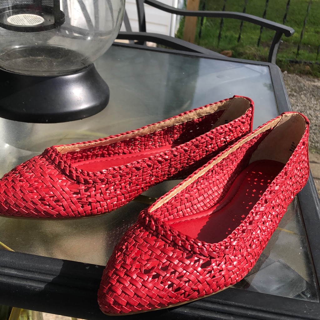 Womenâs Red Woven Pointed-Toe Flats